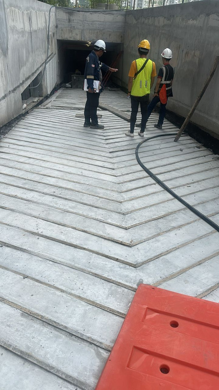 Grooved herringbone concrete ramp surface