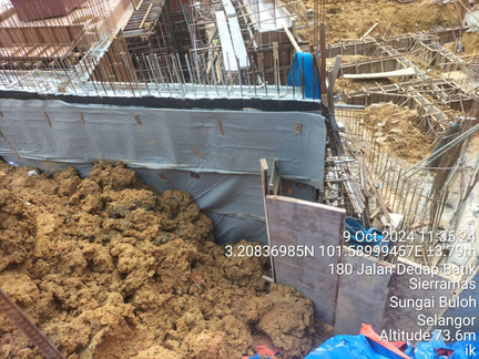 Retaining wall waterproofed with drainage composite