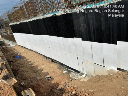 Protection boards installed against a waterproofed retaining wall