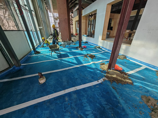 Sound-proof membrane with screed being placed
